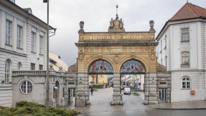 Archivbild: Miroslav Chaloupka/CTK/dpa
Die Brauerei Pilsner Urquell – ab nächstem Jahr sollen alle Glasflaschen für den tschechischen Markt mehrwegfähig sein.