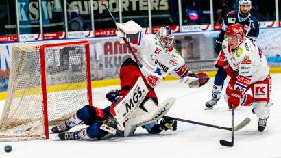 Bild: Elke Englmaier
Eine harte Landung auf dem Boden der Tatsachen legten die Blue Devils Weiden im Derby gegen Selb hin. In dieser Szene crasht Tyler Ward (unten) in Wölfe-Goalie Michel Weidekamp.