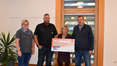 Bild: Nicole Rochelt/Stadt Schönsee/exb
Eine weitere finanzielle Unterstützung für Lukas: Im Bild von links nach rechts Sandra Klein (Stadt Schönsee, Seefest-Organisatorin), Christian Ziegler (Leiter der AC-Security), Lukas´ Mama Alexandra Vogl und Bürgermeister Reinhard Kreuzer.