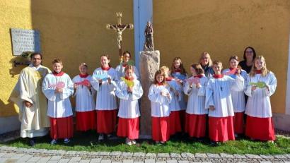 Bild: soj
Pfarrer Pater Anish George nach dem feierlichen Gottesdienst mit seinen Ministranten.