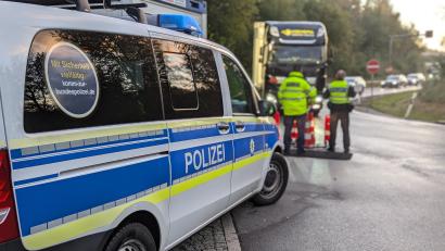 Symbolbild: Bundespolizei Waidhaus
Am vergangenen Wochenende (4. - 6. Oktober) ergänzten Beamte der Bundespolizeiinspektion Waidhaus ihre Asservatenkammer erneut um drei verbotene Waffen und 420 erlaubnispflichtige Feuerwerkskörper.