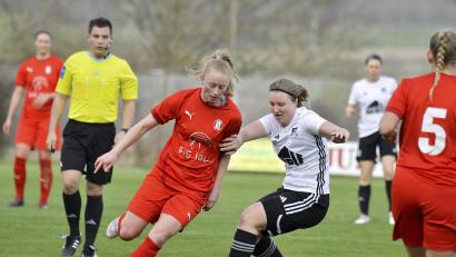 Archivbild: Hubert Ziegler
Anne Wagner (links/Szene aus dem Spiel gegen Kirchberg) schoss beim FC Ruderting das entscheidende Tor.