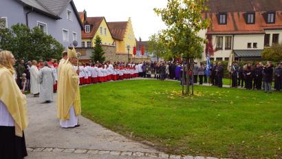Bild: bkr
Viele Gläubige und Vereine hießen Bischof Rudolf Voderholzer im Park beim Gesellenhaus willkommen.