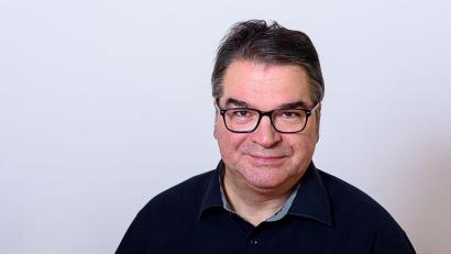 Bild: Sylvia Beres/exb
Alexander Pointner hat sich neben seiner hauptberuflichen Tätigkeit als Kirchenmusiker im Münchener Westend auf die Begleitung von Stummfilmen spezialisiert.