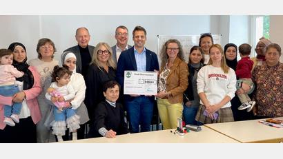 Bild: Integration Schwandorf/exb
Bürgermeister Rudolf Teplitzky übergibt den Spendenscheck an die Initiative Integration Schwandorf mit Elke Reinhart (Siebte von links).