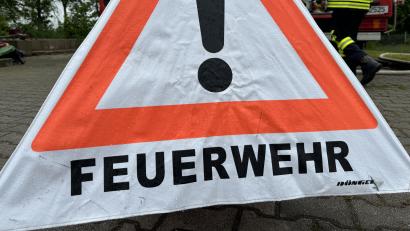Symbolbild: Heike Unger
Feuerwehrleute sicherten die Unfallstelle und banden ausgelaufenes Motoröl ab.