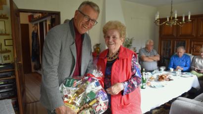 Bild: ubb
Angela Malzer begrüßte an ihrem 90. Geburtstag viele Gratulanten, darunter auch Bürgermeister Franz Stahl.