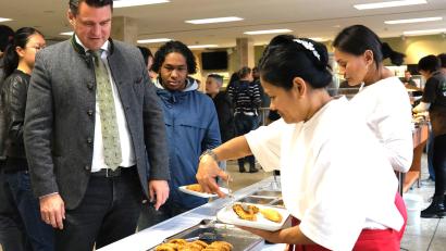Bild: Hirsch
Schirmherrr Landrat Thomas Ebeling probiert Spezialitäten aus der indonesischen Küche: Risoles, Bakwan und Perkedel. Rechts Elisabeth Schön, Mitglied im Freundeskreis der Internationalen Freundschaftsliga.