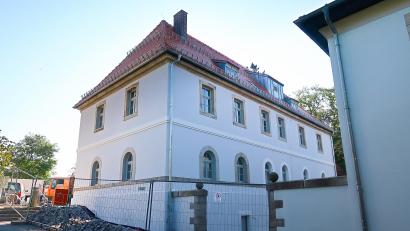 Bild: bsc
Ein Blickfang an der Außenfassade des neuen Rathauses sind die Rundbogenfenster mit ihren Graniteinfassungen.
