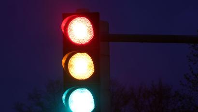 Symbolbild: Jens Büttner /dpa
Weshalb die Ampel an der Kreuzung nicht, wie auf dem Bild, im Rot-Grün-Betrieb war, ist unklar.