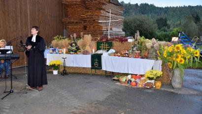 Bild: Heidi Kurz
Der Erntedankgottesdienst der evangelischen Kirchengemeinde Auerbach fand vor der Maschinenhalle der Familie Albersdörfer statt. Pfarrer Michael Heran leitete ihn.