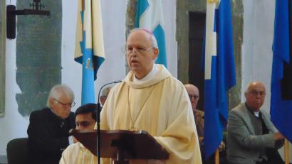 Bild: fnk
Weihbischof Reinhard Pappenberger und die Fahnenabordnungen der Nachbar-Ortsverbände feiern mit der KAB St. Marien Sulzbach deren 120-jähriges Bestehen.