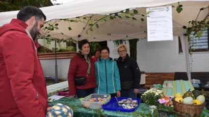 Bild: hdk
Die Kuchen und Muffins, die der Gartenbauverein anbot, waren bereits um 14 Uhr ausverkauft.