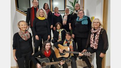 Bild: jua
In Vorfreude auf das Jubiläumskonzert in der Perschener Kirche: Die rhythmische Gruppe „Effata“ aus Nabburg besteht seit 40 Jahren. Unser Bild zeigt einen Großteil der aktuellen Sängerinnen zusammen mit Chorleiter und Kirchenmusiker Jonathan Brell.