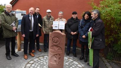 Bild: nag
Pfarrer Stefan Fischer (Dritter von links) von der evangelischen Kirchengemeinde und Schnaittenbachs Stadtpfarrer Helmut Brügel (rechts) segnen den Schnaittenbacher Meilenstein der Zeit. Die Eröffnung gestalten (von links) Rainer J. Christoph, Bürgermeister Marcus Eichenmüller, Schriftsteller Friedrich Brandl, Arbeitskreissprecherin Ingrid Müller, "Kümmerer" Heinz Steinkohl und Projektkoordinatorin Ida Pětioká.