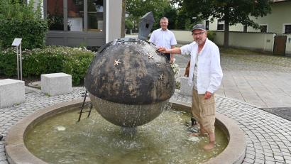 Bild: kki
Der Künstler und Erschaffer des Pirker Brunnens auf dem Dorfplatz zeigt Bürgermeister Dietmar Schaller, was an Reinigungsarbeit nötig ist, um den Grünspan zu entfernen.