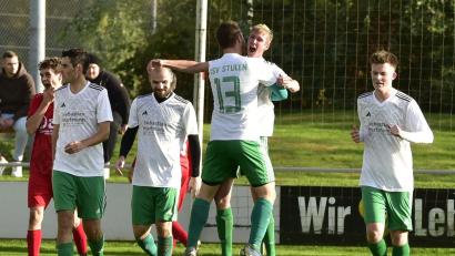 Bild: ham
Jonas Grabinger (Nummer 13) beglückwünscht den Stullner Siegtorschützen Paul Weiß. Der TSV rückte durch das 1:0 in Nabburg auf Platz drei vor.