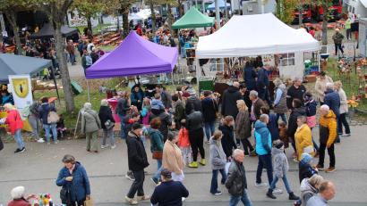 Bild: prh
Gelungene Premiere: Der erste Erntedankmarkt der Stadt Neustadt lockte vor allem am Nachmittag die Besucher in Scharen an.