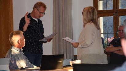Bild: Stefanie Roth
Thomas Weiß (links) bei seiner Vereidigung im Stadtrat in Grafenwöhr. Anita Heßler hat künftig das Amt der zweiten Bürgermeisterin inne.