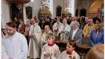 Bild: do
Das Rosenkranzfest gehört zu den Hochfesten der Speinsharter Prämonstratenser. Höhepunkt ist der Festgottesdienst in der Klosterkirche. Unser Bild zeigt den Einzug der Klostergemeinschaft und des liturgischen Dienstes