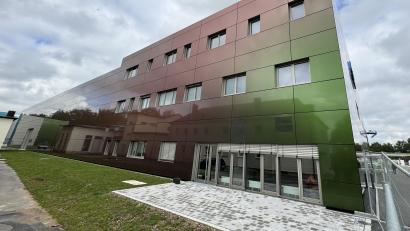 Bild: mgo
Beeindruckendes Farbspiel: Die Fassade spiegelt sich fließend in den Weidener Stadtfarben Grün-Rot.