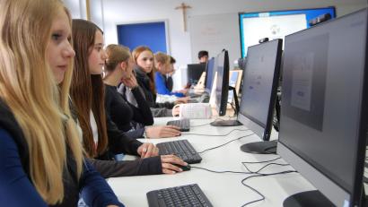 Bild: Werner Winderl/exb
Gut bestellt ist es um die Digitalisierung an der Oberviechtacher Schule. In die Erweiterung der EDV-Ausstattung wird weiter investiert.