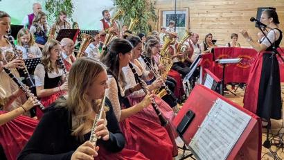 Bild: Marina Richt/exb
Das Jugendorchester der Blaskapelle Großkonreuth stellte beim Herbstfest in Mähring sein Können unter Beweis.