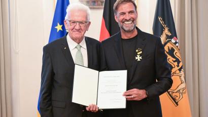 Bild: Bernd Weißbrod/dpa
Für soziales Engagement: Ministerpräsident Winfried Kretschmann (l.) verleiht Jürgen Klopp den Verdienstorden des Landes Baden-Württemberg.