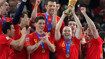 Bild: picture alliance / dpa
Nur eine von vielen Trophäen für Andrés Iniesta: Der WM-Pokal 2010
