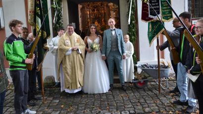 Bild: gi
Natalie Scheibl aus Waidhaus und Fabian Putzer aus Grub haben in der Wieskirche geheiratet. Sie hatten viele Glück- und Segenswünsche für die gemeinsame Zukunft entgegen zu nehmen. Pfarrer Klösel traute das junge Paar.