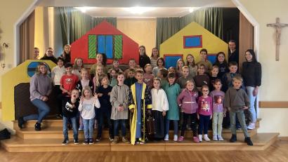 Bild: Anja Sporrer/exb
Die Kinder und alle weiteren Beteiligten am Musical-Projekt vor einem Teil der Kulissen.