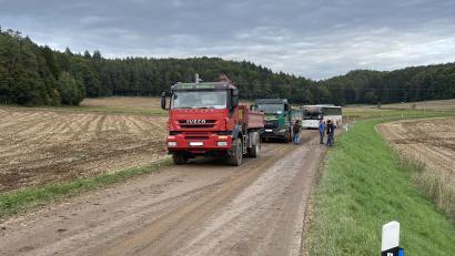 Bild: Polizei Sulzbach-Rosenberg
Für zwei Lastwagen und einen Bus gibt es auf der stark verschmutzten Straße kein Vorwärtskommen mehr.
