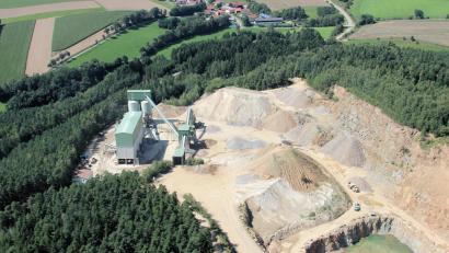 Bild: Alois Köppl
Steinbruch und Schotterwerk Dürnersdorf, im Hintergrund die kleine Ortschaft Dürnersdorf. Ein Nachbar des Werks fühlt sich durch die dortige Staubentwicklung gesundheitlich geschädigt.