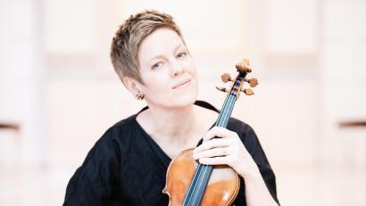 Bild: Marco Borggreve/exb
Die frisch gekürte Opus Klassik-Preisträgerin Isabelle Faust gastiert mit der Akademie für Alte Musik Berlin im Stadttheater Amberg.