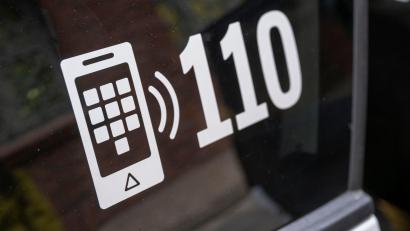 Symbolbild: Peter Kneffel/dpa
Weil ein Junge Hilfe bei einem Videospiel braucht, ruft er heimlich die Polizei.