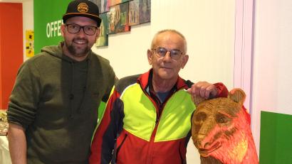 Bild: Hirsch
Die Kettensägen-Schnitzer Markus Gietl (links) und Norbert Lehner (rechts) stellen im Mehrgenerationenhaus in Wackersdorf aus. Zu den Exponaten gehört auch dieser Grizzlybär aus Holz.