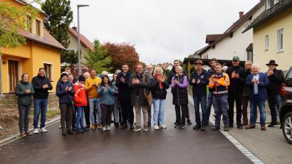 Bild: wel
Nach der offiziellen Freigabe der sanierten Straße "Dreifaltigkeit" spendeten die Vertreter von Baufirma, Planungsbüro und Stadt sowie die Anwohner Applaus