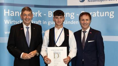 Bild: Andreas Seybold-Epting/exb
Zimmerer Sebastian Killermann aus Winklarn erhält den Preis von HWK-Präsident Georg Haber (links) und dem stellvertretenden Hauptgeschäftsführer Hans Schmidt (rechts). Ausbildungsbetrieb ist die Zimmerei Holzbau Plötz in Pempfling.