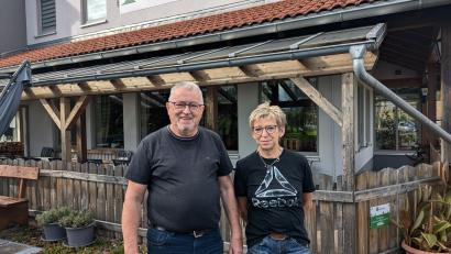 Bild: pz
Alfred und Justine Ulrich vor ihrem Gasthof "Zum Tillenblick" in Bad Neualbenreuth. Vor 25 Jahren haben sie das Lokal an der Tirschenreuther Straße eröffnet.