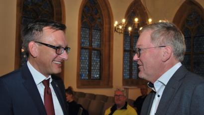 Bild: gsp
Oberbürgermeister Michael Cerny (rechts) gratulierte in der Stadtratssitzung Kämmerer Jens Wein zur Wiederwahl als berufsmäßiger Stadtrat für sechs Jahre ab 2025.