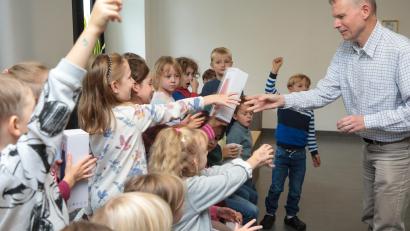 Bild: Wolfgang Steinbacher
Matthias Seuffert von der Abfallberatung der Stadt Amberg verteilt gemeinsam mit seinen Kollegen Edelstahl-Trinkflaschen an Schülerinnen und Schüler der Montessori-Schule.