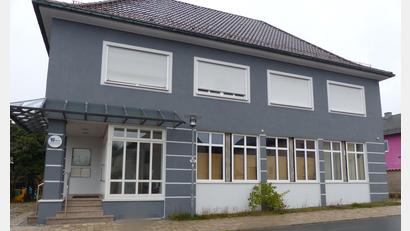 Bild: hme
In den ehemaligen Schalterräumen der Raiffeisenbank in Kohlberg werden Verkaufsautomaten aufgestellt