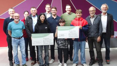 Bild: Michael Schmidt/exb
Spenden übergeben die beiden Bürgerenergiegesellschaften in der Gemeinde Ursensollen an die Grund- und die Mittelschule im Ort.