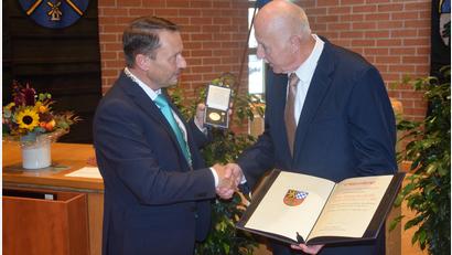Bild: fz
Die Goldene Bürgermedaille der Stadt Weiden mit Urkunde überreicht Oberbürgermeister Jens Meyer an Josef Gebhardt (von links).