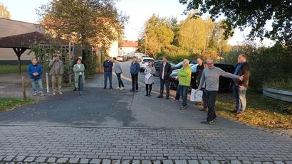 Bild: bjp
Beim Ortstermin mit dem Schwarzenbacher Gemeinderat erläuterte Ingenieur Josef Garnhartner den aktuellen Planungsstand für das Umfeld von Schule, Halle und Gemeindezentrum.