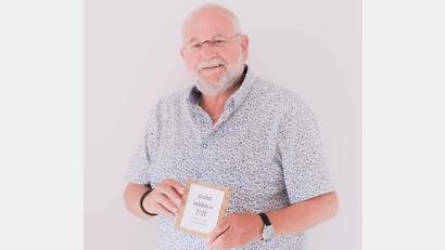 Bild: Hans Semmler
Hermann "Sam" Stadler mit einem Exemplar seiner "Pocket Exhibition", die er am 18. Oktober in der Buchhandlung Mayr vorstellen wird.