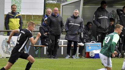 Bild: Hubert Ziegler
Gebenbachs Trainer Markus Kipry (hinten) ist mit den Auftritten der Seinen durchaus zufrieden.
