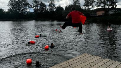 Bild: Andreas Graml/exb
Angekleidet zu einem Rettungseinsatz ins Wasser springen: Das gehört zum Übungsszenario für die Auszubildenden bei der Bayerischen Bereitschaftspolizei.