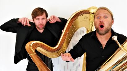 Bild: Nora von Marschall/exb
"Besser ohne Worte": Andreas Mildner (links) und Andreas Martin Hofmeir (rechts) lassen beim 4. Burgklassikfestival in Vilseck lieber Harfe und Tuba singen.