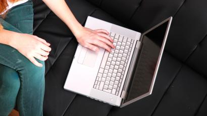 Bild: Spectral-Design - stock-adobe.com
Künftig können Bürgerinnen und Bürger der Stadt Auerbach zahlreiche Behördengänge bequem von der Couch aus online erledigen.